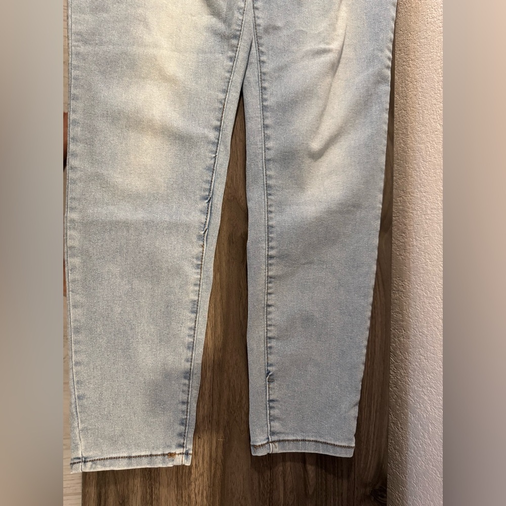 Light Wash Curve Appeal Women’s high-rise essential skinny jeans - size 12/31 - Picture 4 of 6